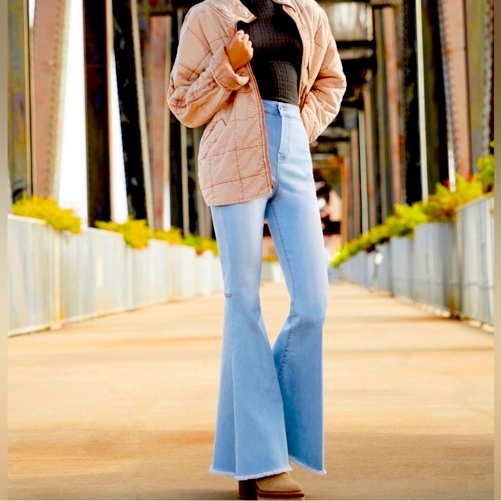 SALE NWOT Chelsea and Violet Medium was high rise flare frayed 70’s jeans